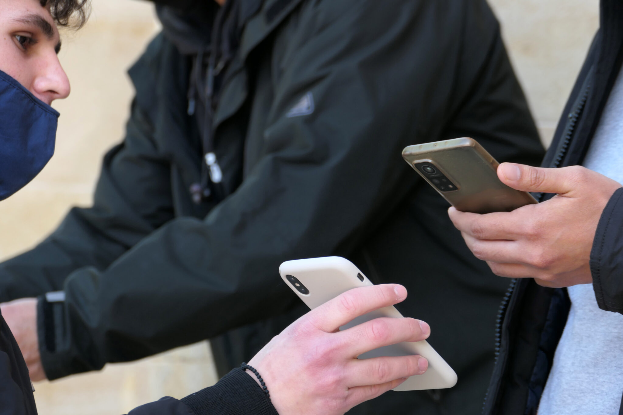 Θέλει να «κόψει» το κινητό τηλέφωνο σ' όλους τους σχολικούς χώρους η Μιχαηλίδου