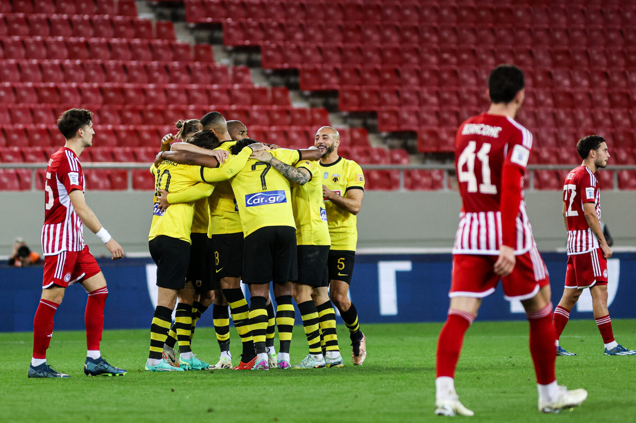 Η ΑΕΚ έβγαλε νοκ άουτ τον Ολυμπιακό που φωνάζει για τη διαιτησία