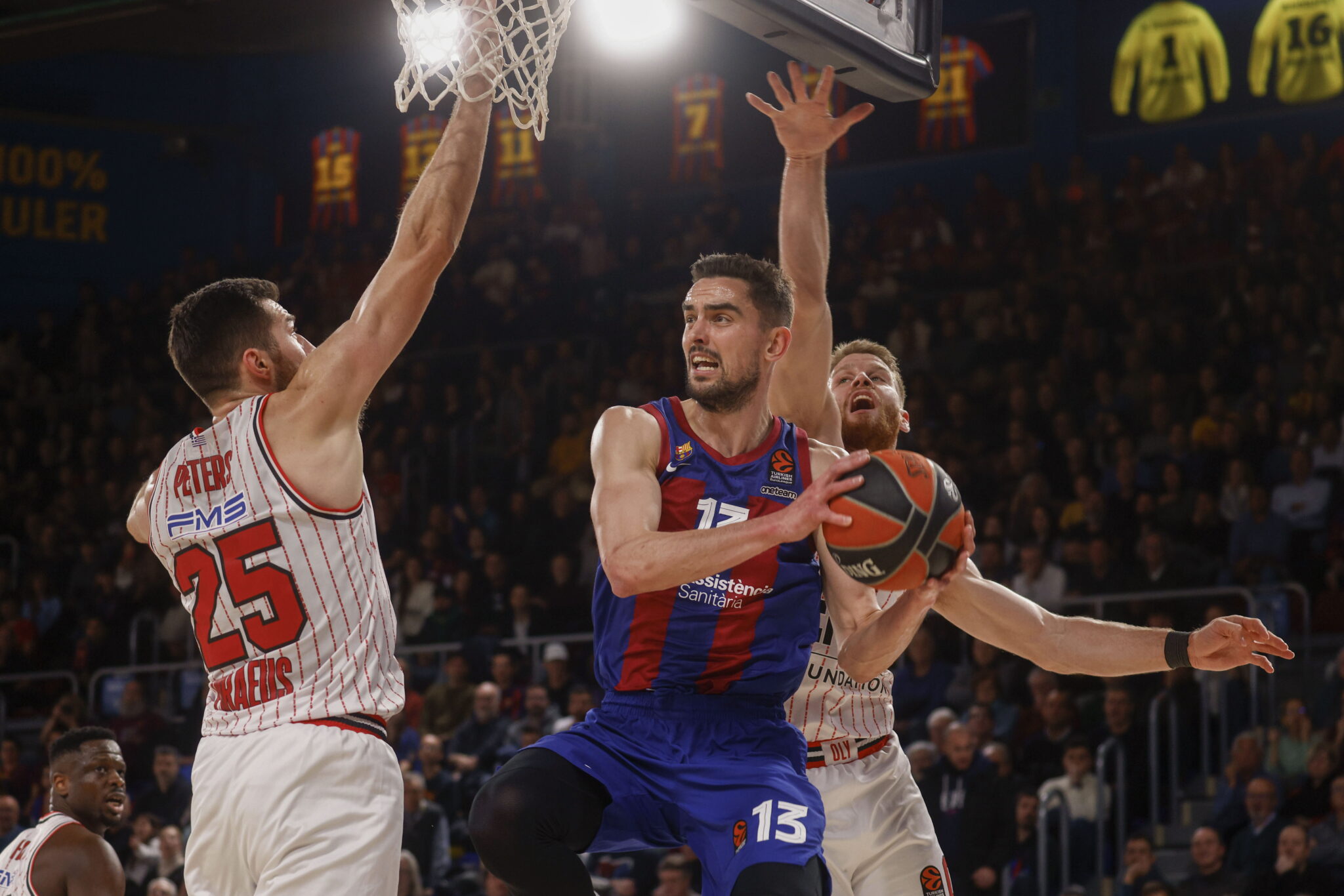 «Μπλακ-άουτ» στο τέλος και ήττα για τον Ολυμπιακό στη Βαρκελώνη