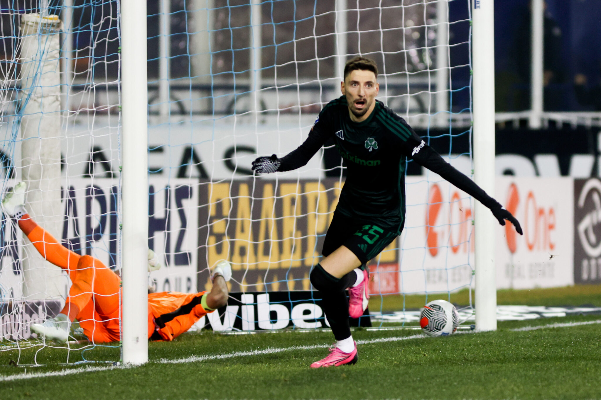 Λυτρωτής Μλαντένοβιτς, έστειλε τον Παναθηναϊκό στους «4» και… πάνω στον ΠΑΟΚ