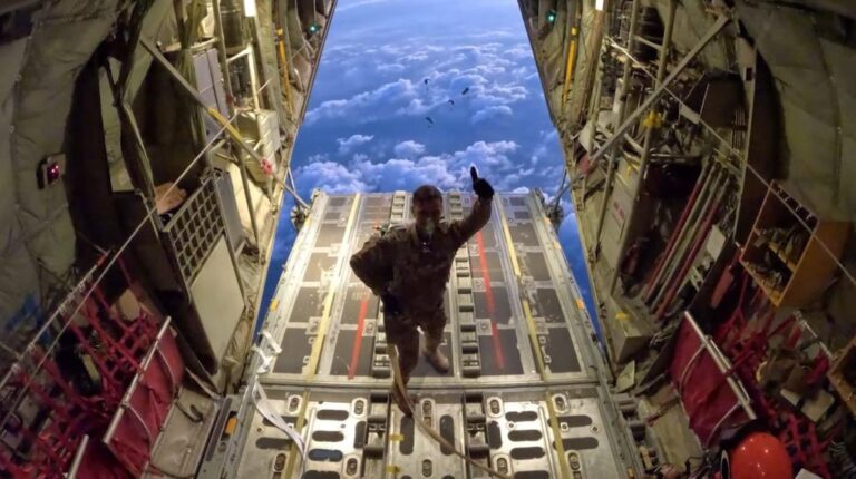 Για πρώτη φορά ανθρωπιστική βοήθεια από αέρος στη Γάζα (ΒΙΝΤΕΟ&ΦΩΤΟ)