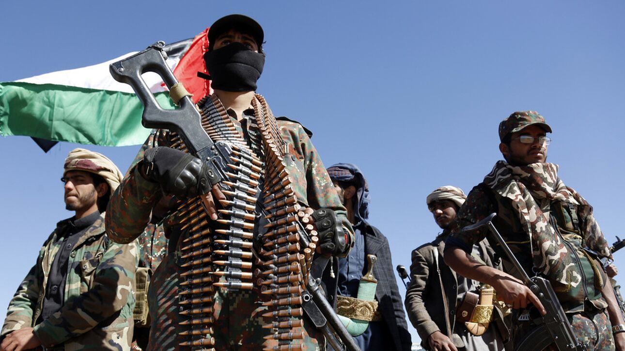 Οι Χούθι ανέλαβαν την ευθύνη για την επίθεση σε εμπορικό πλοίο στο Άντεν