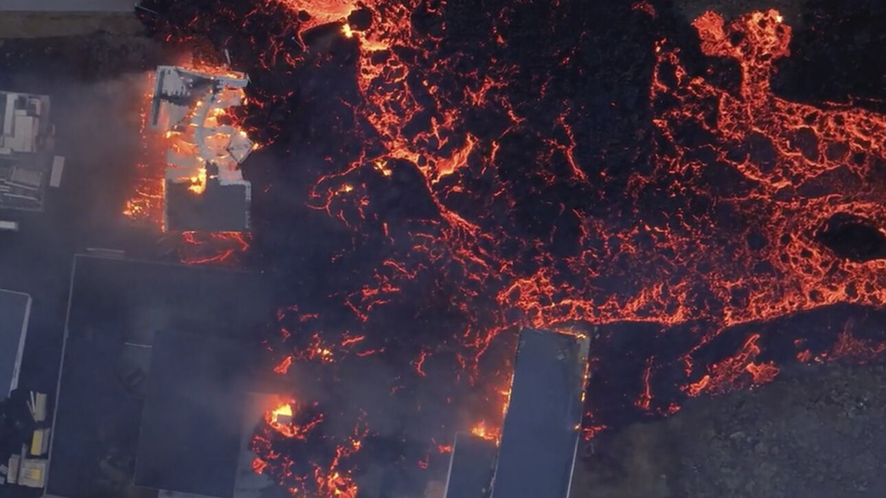 Ισλανδία: Εναέρια πλάνα δείχνουν τη λάβα που «κατάπιε» ένα ολόκληρο χωριό