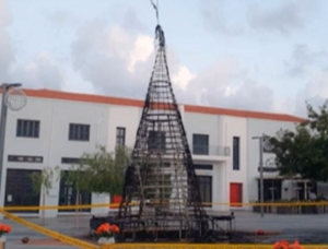 ΦΩΤΟ: Έγινε στάχτη το χριστουγεννιάτικο δέντρο στην κεντρική πλατεία της Πάφου