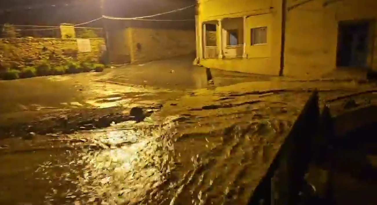 ΒΙΝΤΕΟ: Πλημμύρισαν σπίτια στον κατεχόμενο Κορμακίτη, σαρώνει η κακοκαιρια
