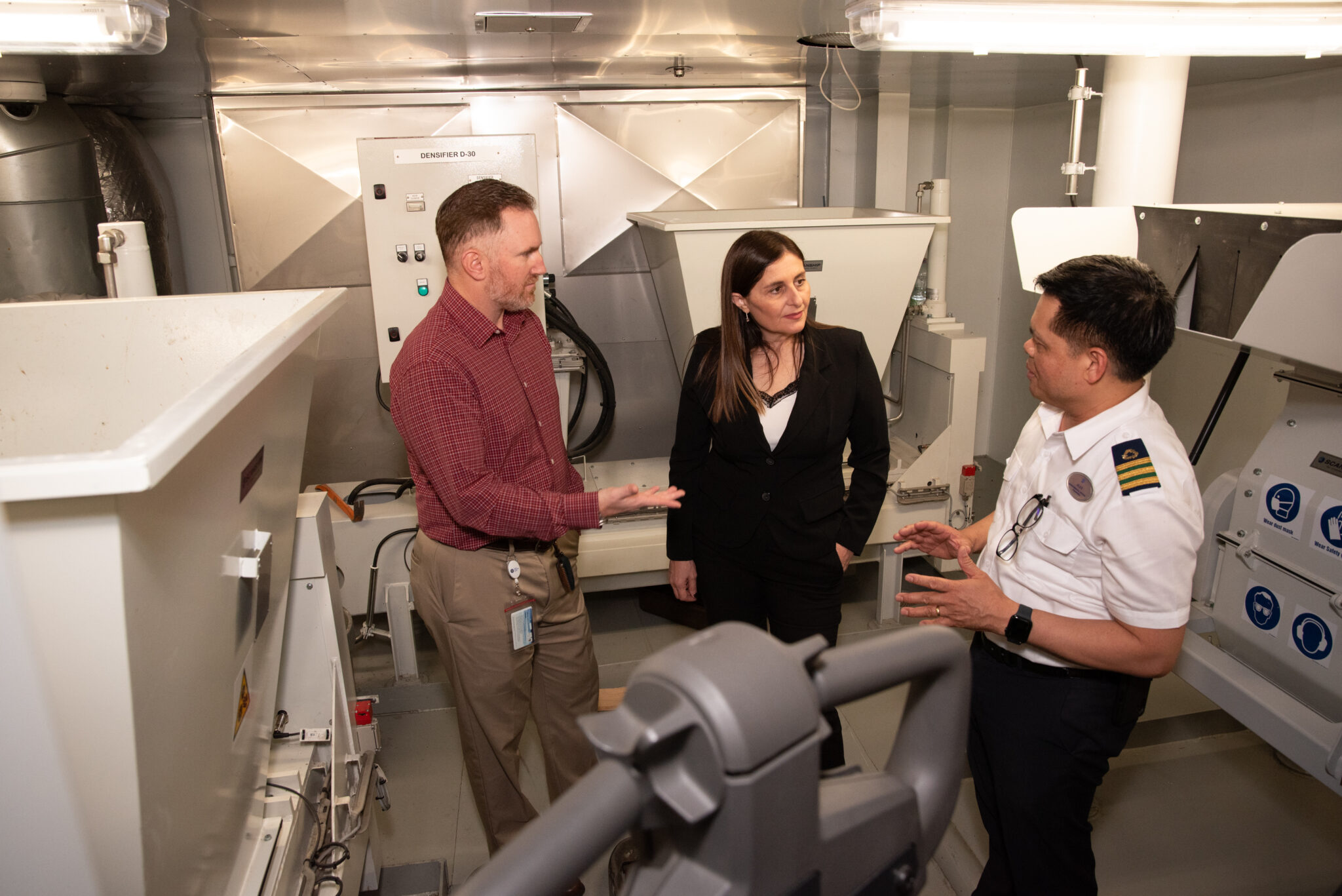 «Αυτοψία» της Υφυπουργού Ναυτιλίας στο μεγαλύτερο κρουαζιερόπλοιο του κόσμου