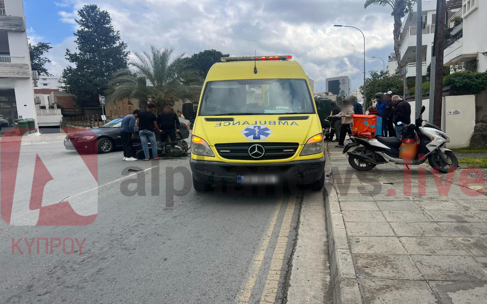 ΦΩΤΟ: Σύγκρουση οχήματος με μηχανάκι στον Στρόβολο, στο σημείο ασθενοφόρο