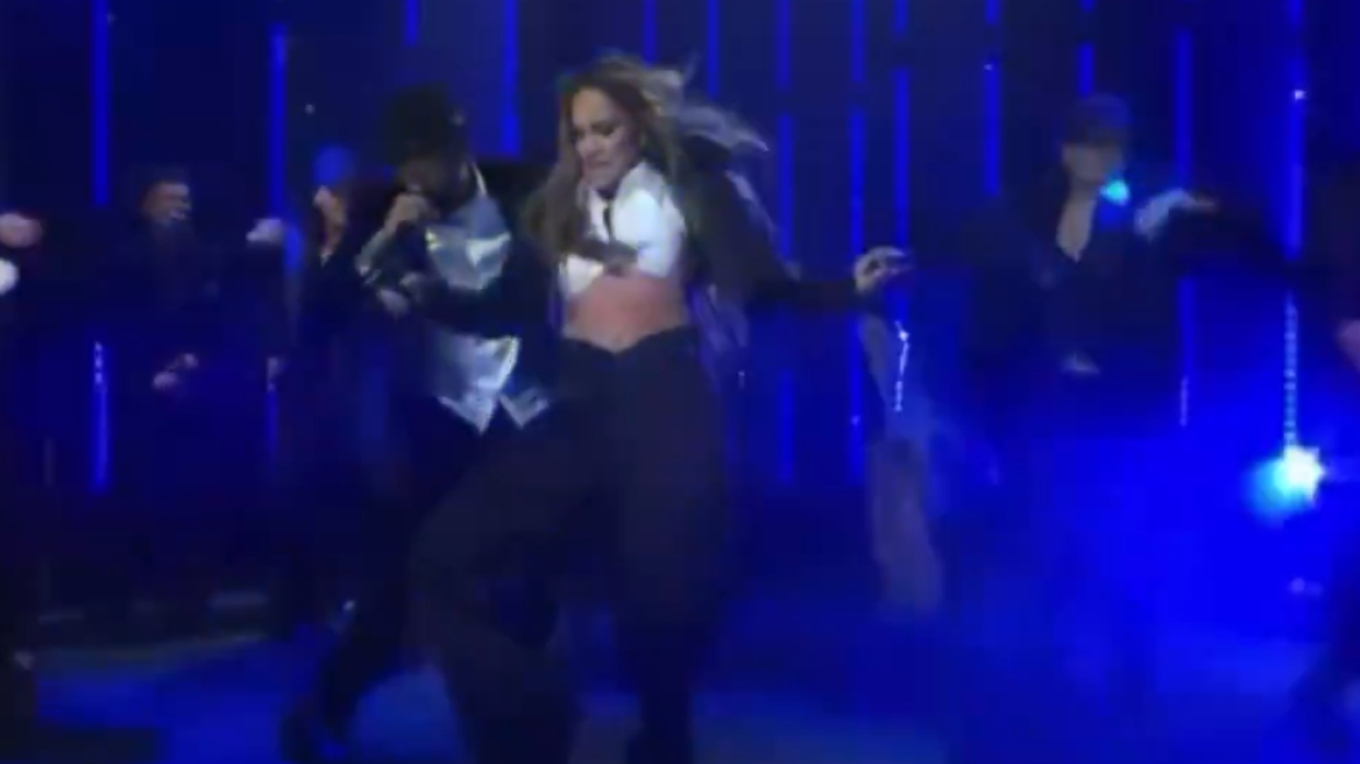 Τζένιφερ Λόπεζ: Της έφυγε τρέσα από τα μαλλιά ενώ χόρευε – Δείτε το βίντεο