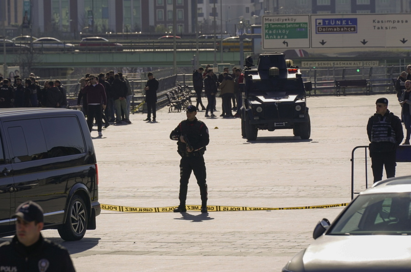 90 συλλήψεις για την ένοπλη επίθεση στο δικαστικό μέγαρο της Κωνσταντινούπολης