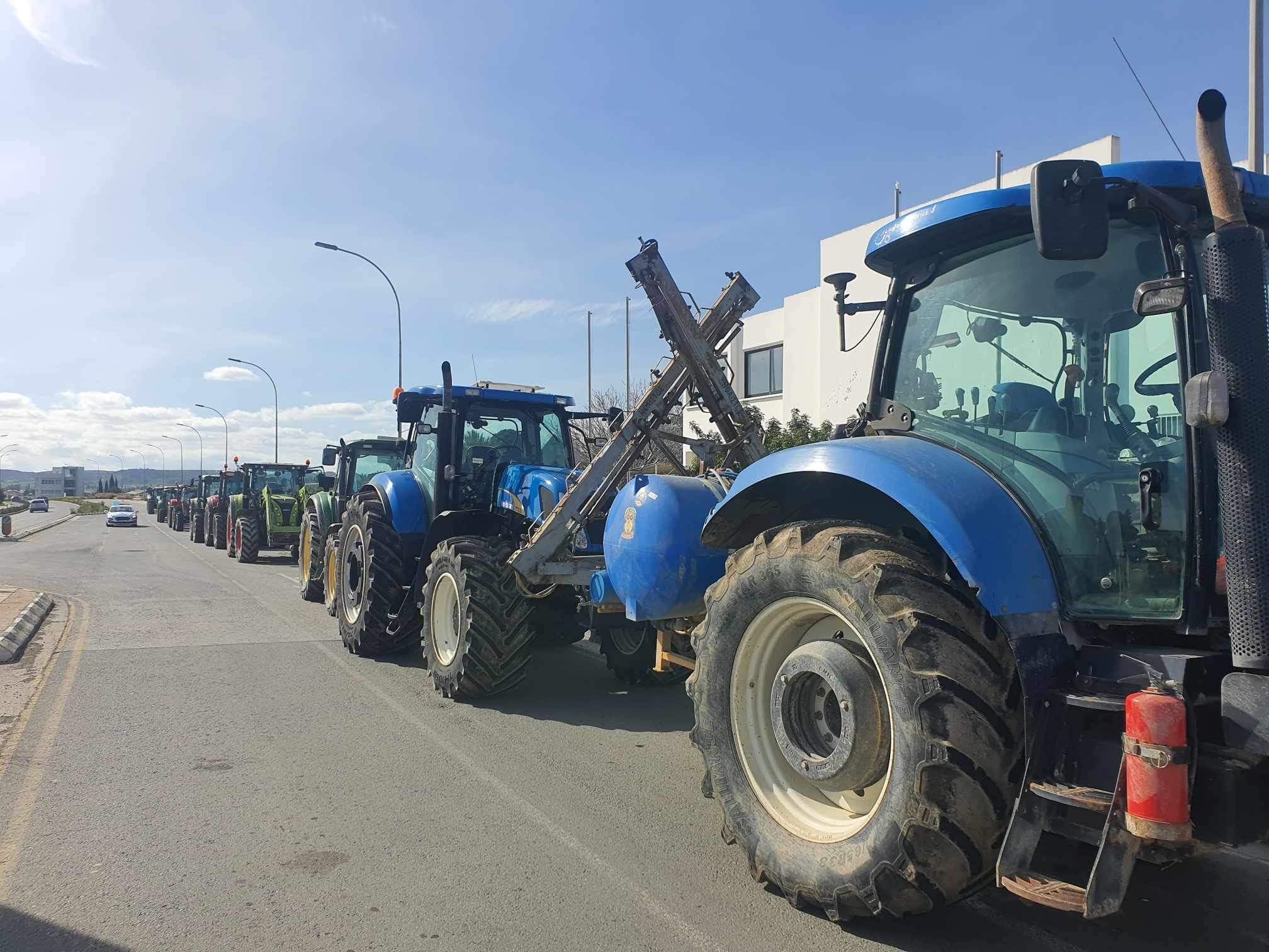 «Η ανοχή τελείωσε»:Βγήκαν στους δρόμους τα τρακτέρ σε Λευκωσία και Πάφο (ΒΙΝΤΕΟ)