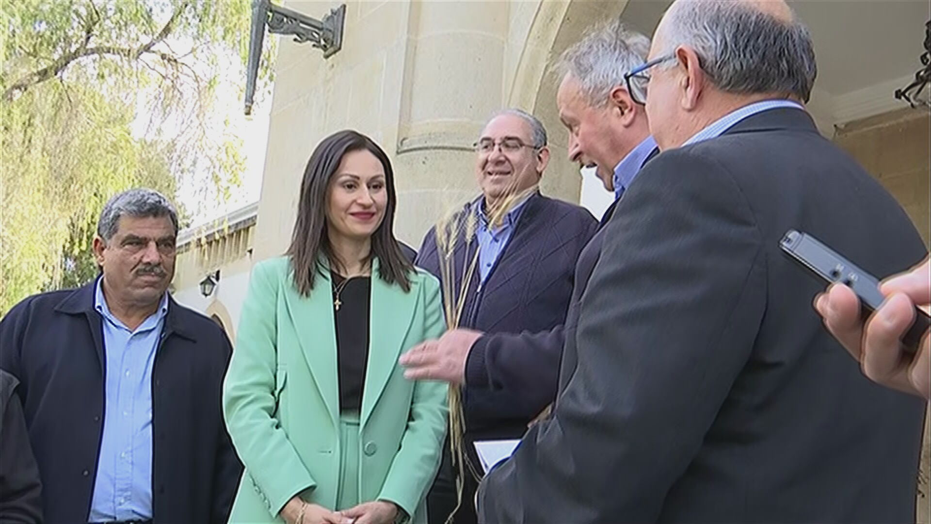 Στάχυα και υπόμνημα επέδωσαν στην Υπουργό Γεωργίας οι διαμαρτυρόμενοι αγρότες