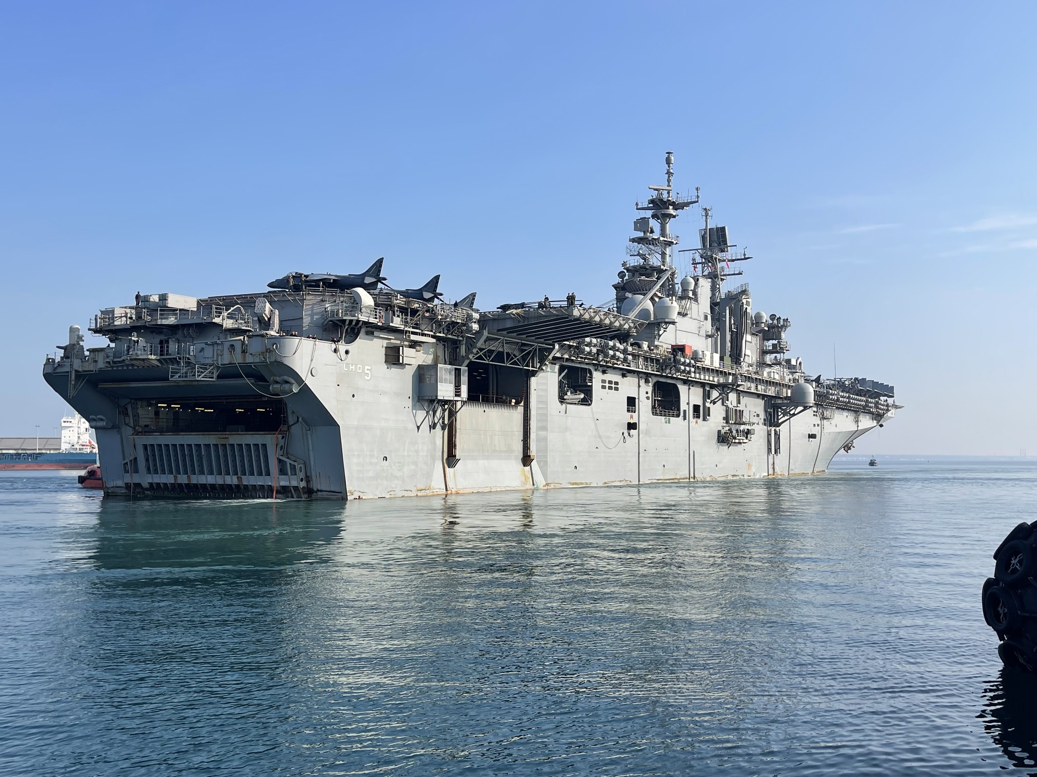 ΦΩΤΟ: Αγκυροβόλησε στη Λάρνακα το «USS Bataan», με πεζοναύτες στο πλήρωμα του