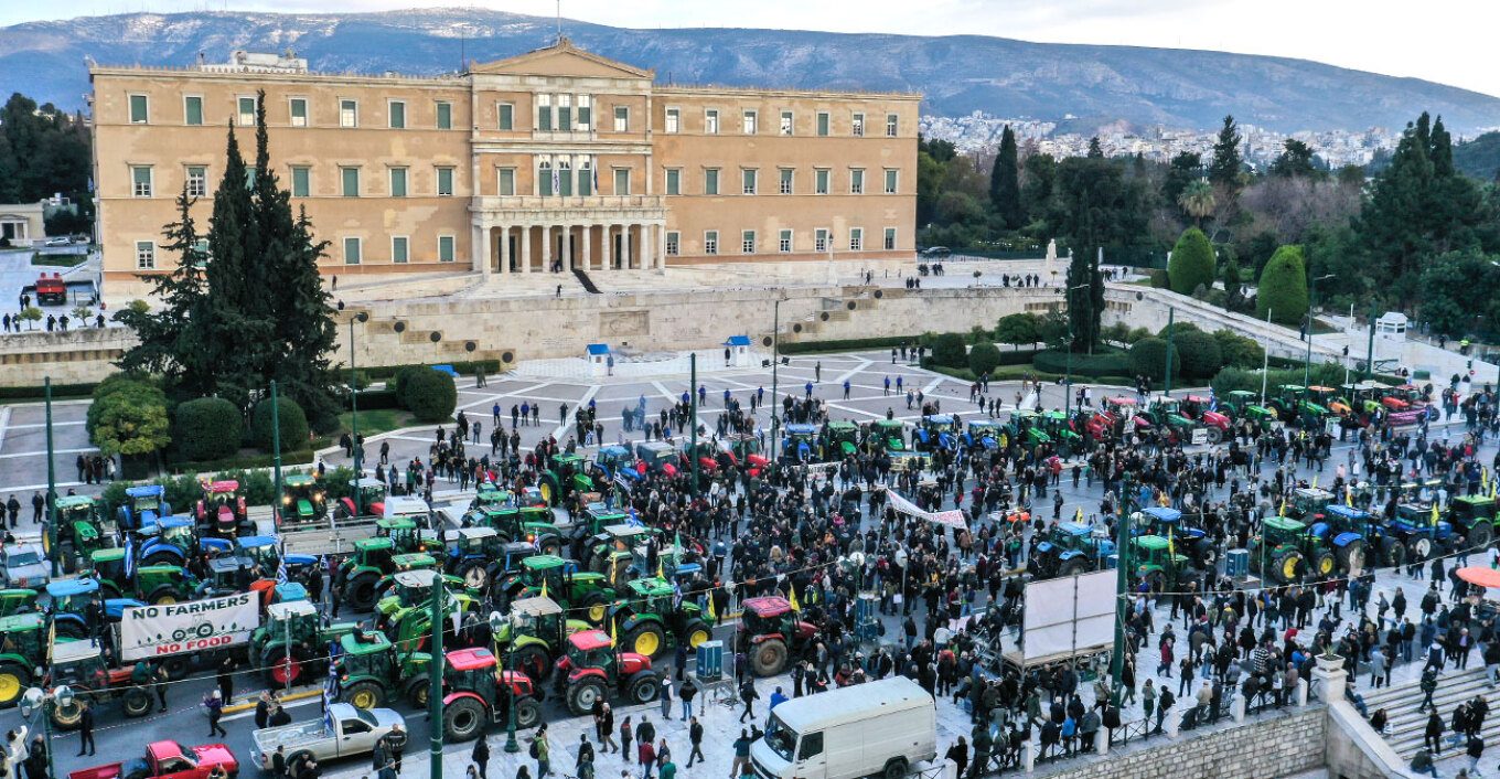 Αναχωρούν τμηματικά και συντεταγμένα μετά τις 11:00 τα τρακτέρ από το Σύνταγμα