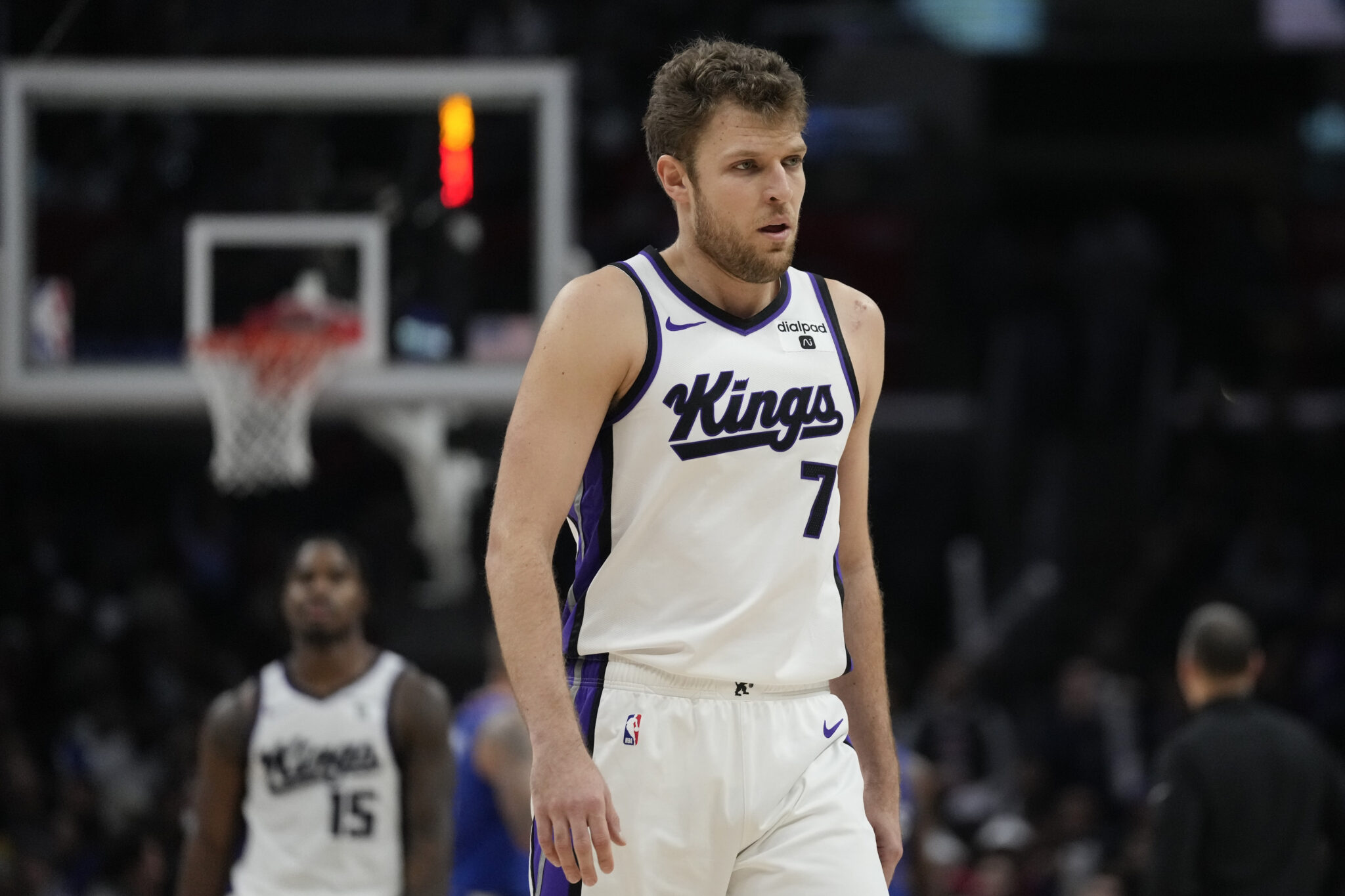 Ήττα-σοκ για τους Κινγκς, στην επιστροφή του Βεζένκοφ