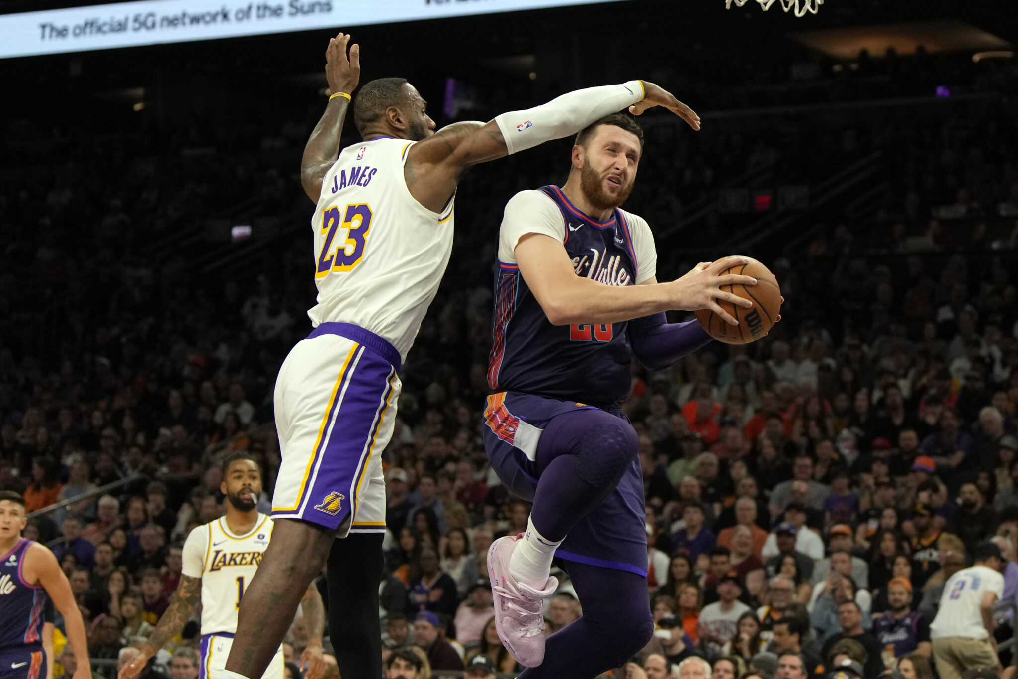 Άντεξαν στην αντεπίθεση των Λέικερς και πήραν το ντέρμπι οι Σανς