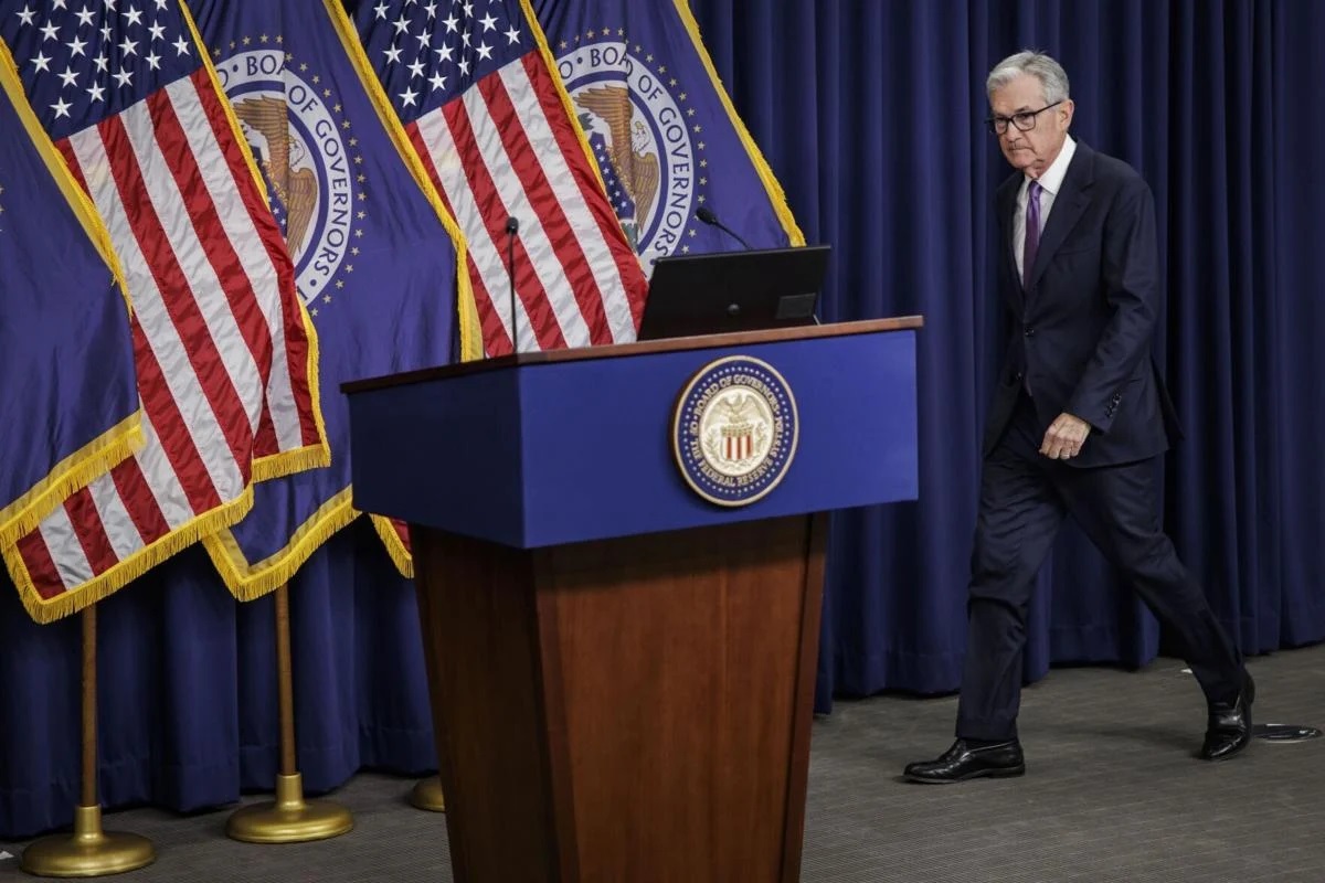 FED: Θα ήταν «λάθος» να μειωθούν πολύ σύντομα τα επιτόκια