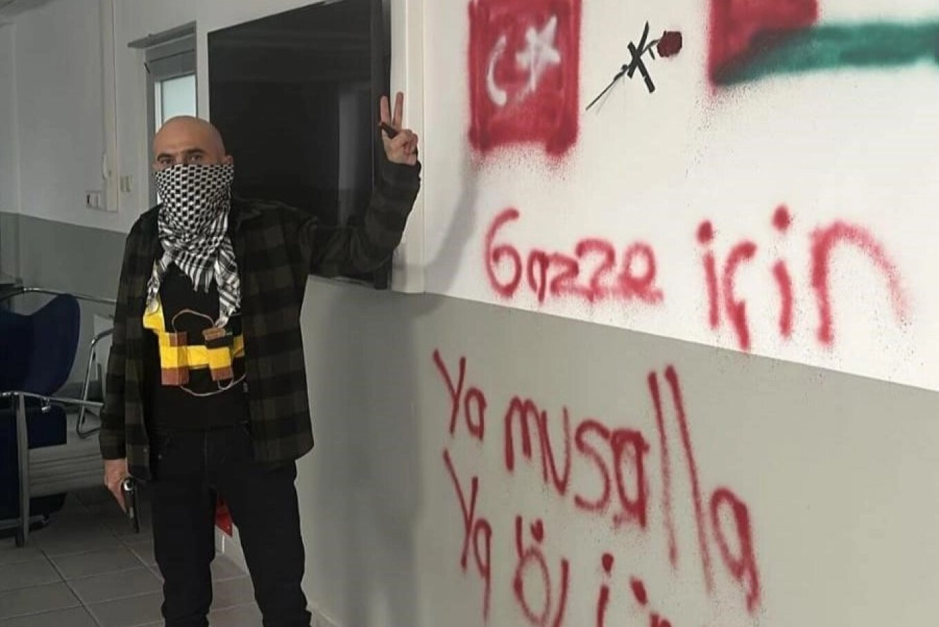 Πολύωρη ομηρία σε εργοστάσιο στην Τουρκία, ποζάρει με παλαιστινιακή μαντίλα