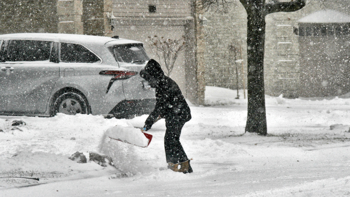 Χιονοθύελλα παρέλυσε τον ανατολικό Καναδά