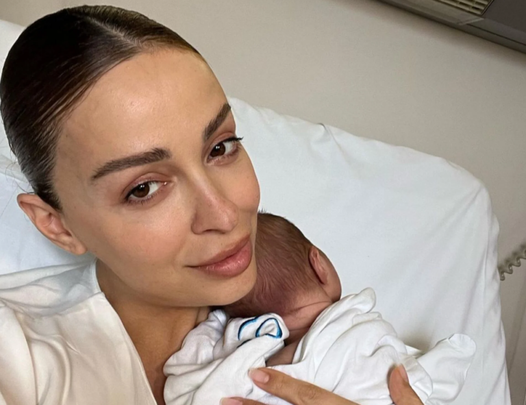 Άρχισε να παίζει ο γιος μου με κραγιόν και η μαμά μου του είπε εσύ είσαι άντρας