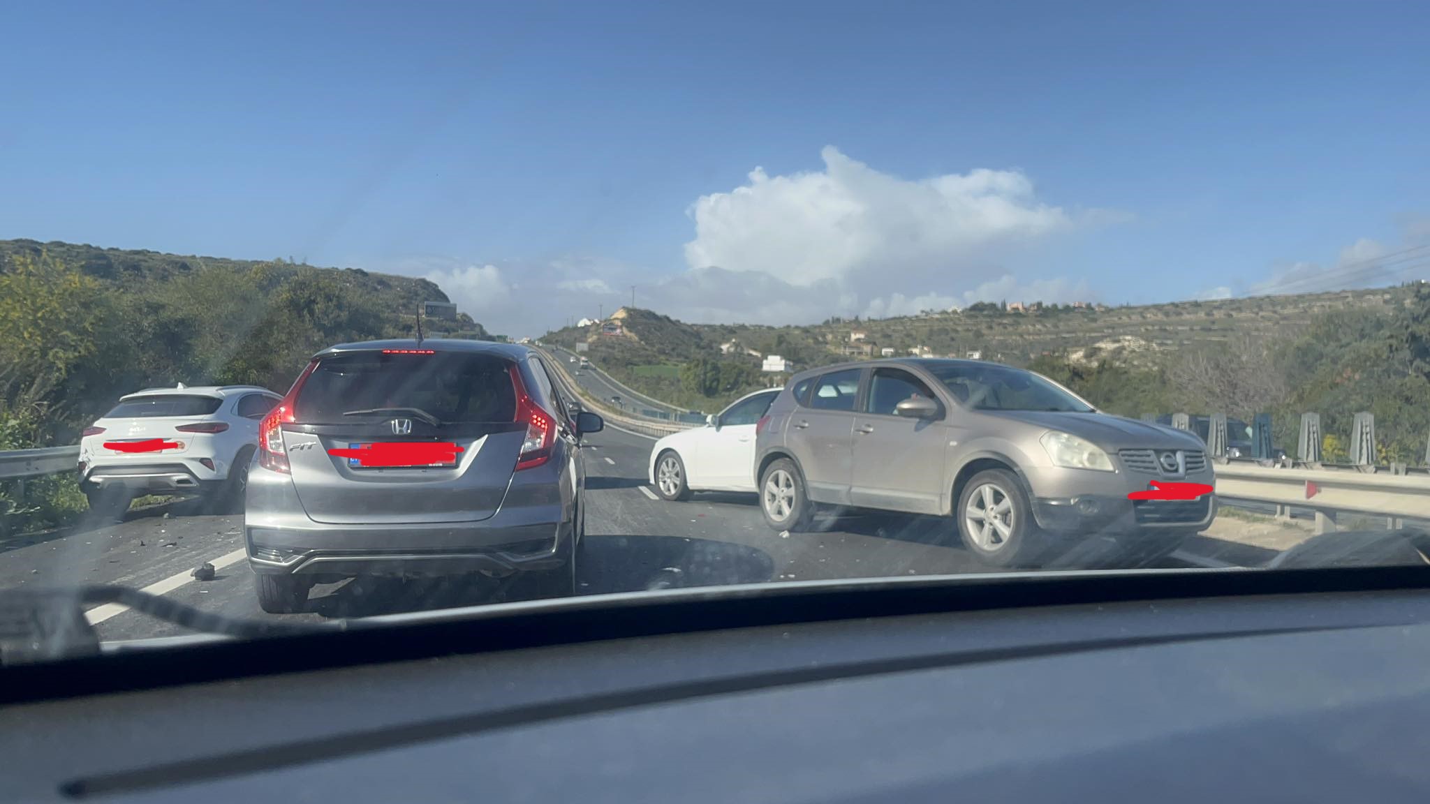 Καραμπόλα τριών οχημάτων στον αυτοκινητόδρομο, κυκλοφοριακό κομφούζιο στο σημείο