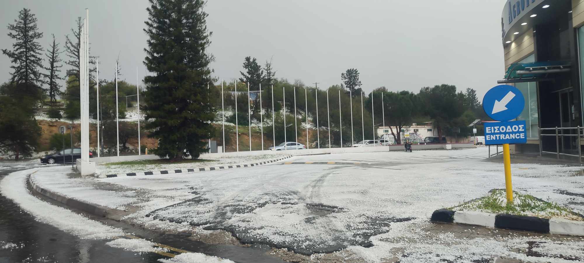 Η χαλαζόπτωση έντυσε στα λευκά τη Λευκωσία, τρέχει και δε φτάνει η Πυροσβεστική