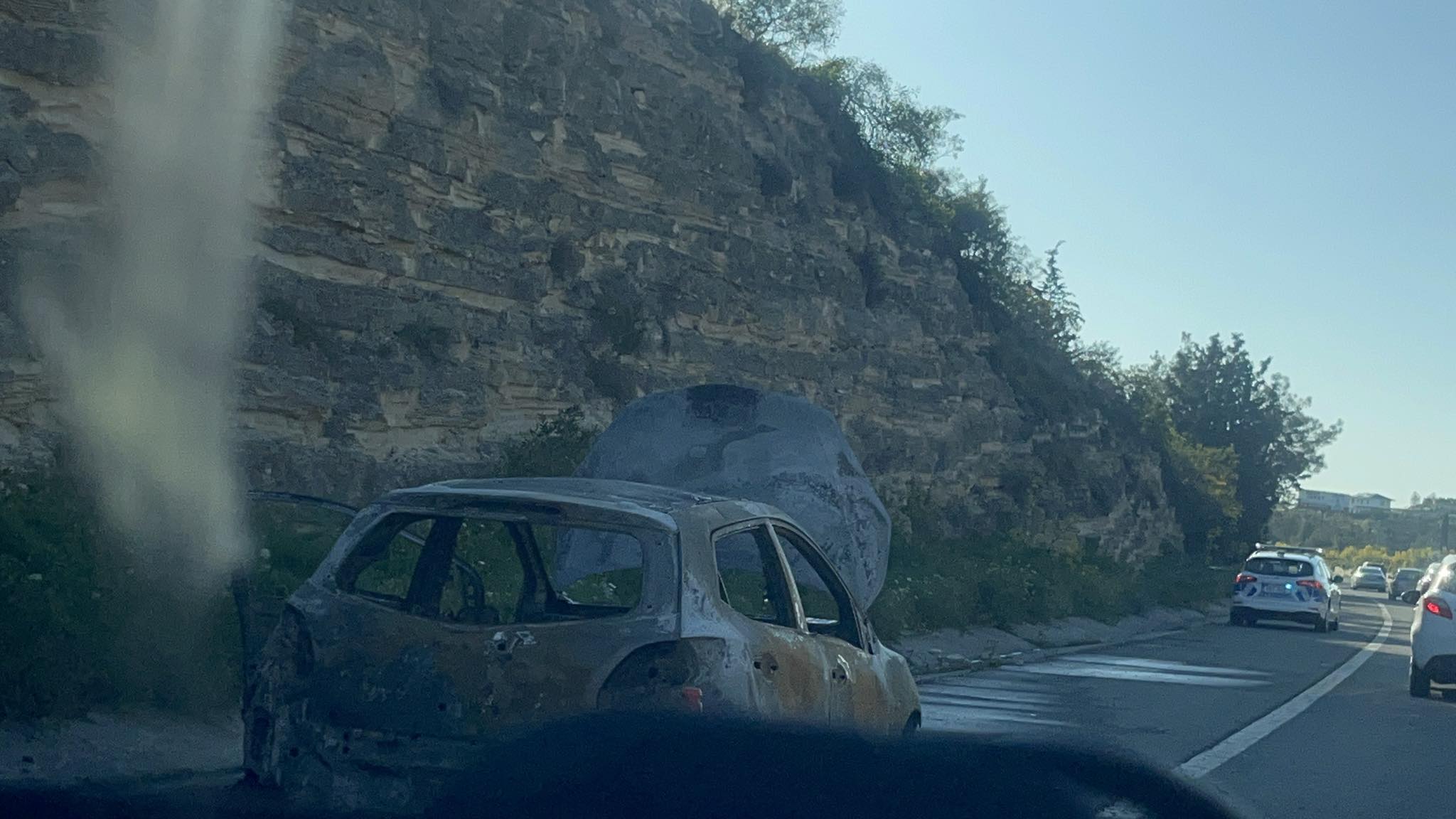 ΦΩΤΟΓΡΑΦΙΕΣ: Στάχτη το όχημα που πήρε φωτιά στον αυτοκινητόδρομο