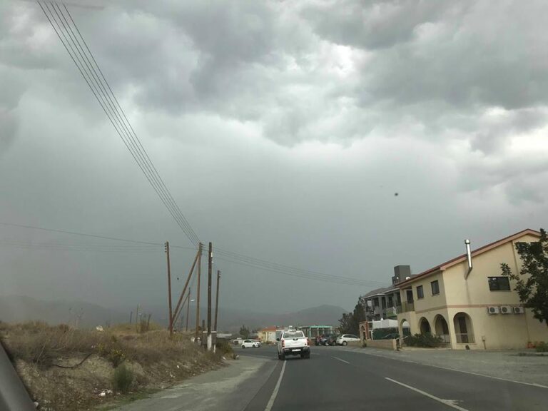 Με βροχές και σύντομες καταιγίδες ο καιρός