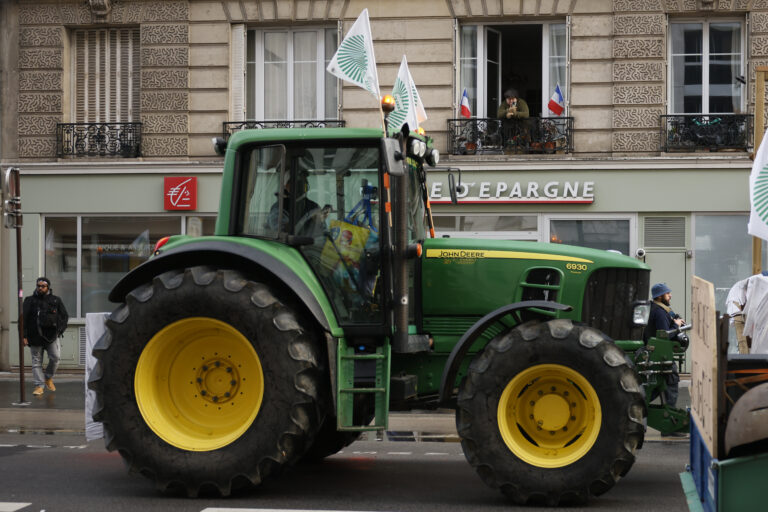 Γάλλοι αγρότες απέκλεισαν με τρακτέρ την Αψίδα του Θριάμβου (ΒΙΝΤΕΟ)