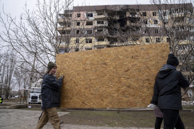 Ισχυρές εκρήξεις στο Κίεβο: Διαμέρισμα και οχήματα τυλίχθηκαν στις φλόγες
