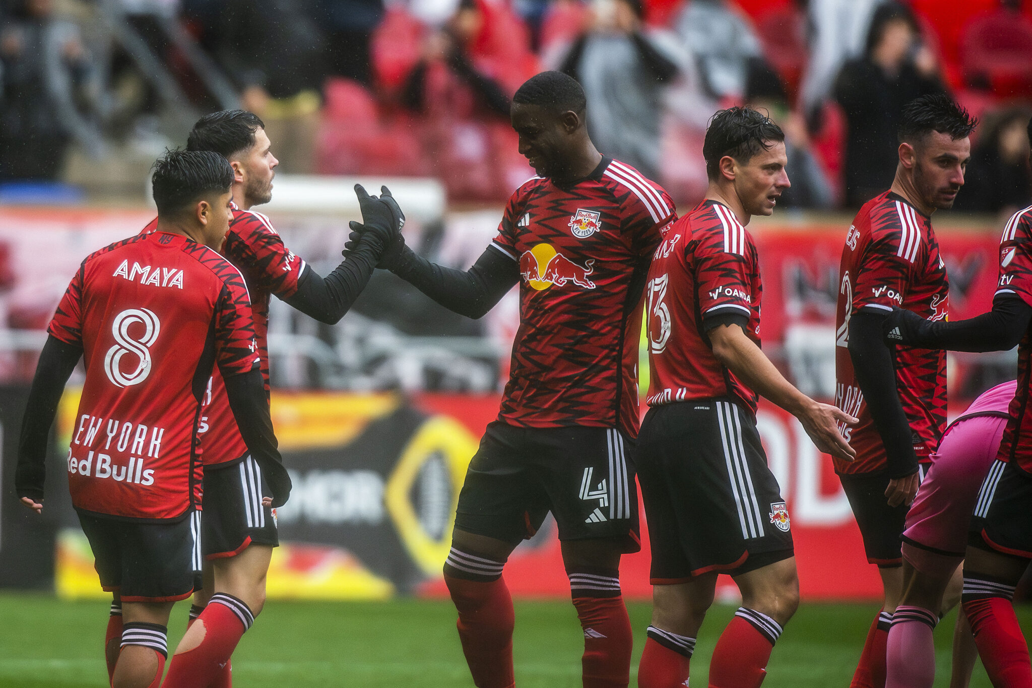 Παίκτες έδωσαν τα μπουφάν τους στα παιδιά που τους συνόδευσαν στο γήπεδο