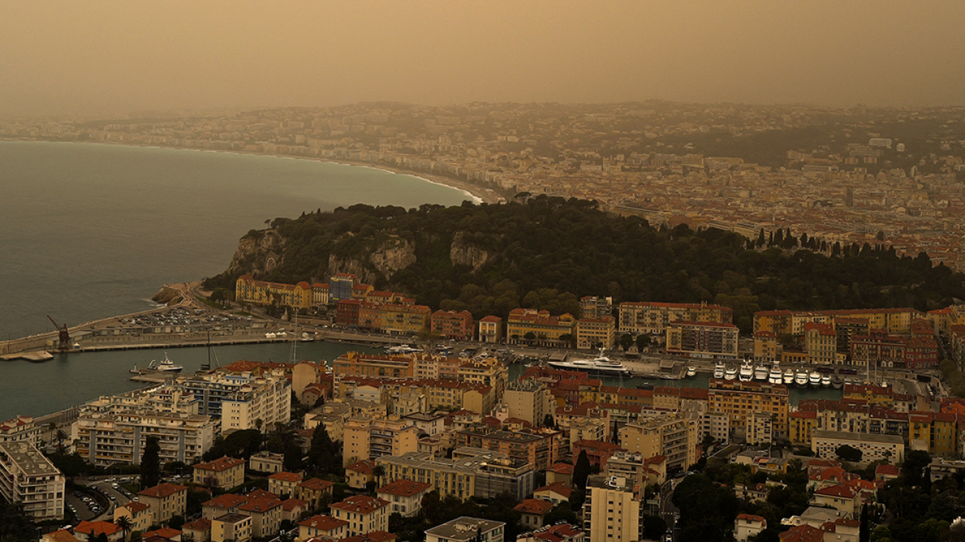 ΦΩΤΟ: Συναγερμός στην Ευρώπη για την αφρικανική σκόνη