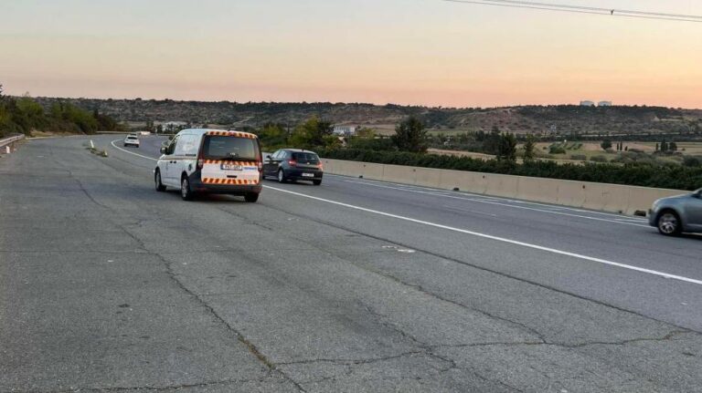 Έβρισε και απείλησε χειριστή κινητών καμερών, καταζητείται 25χρονος