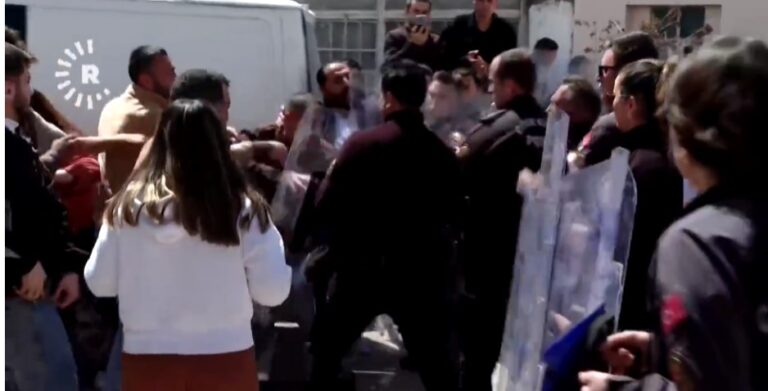 Δεν έλειψαν ούτε αυτή τη φορά τα παρατράγουδα από τις τουρκικές εκλογές (ΒΙΝΤΕΟ)