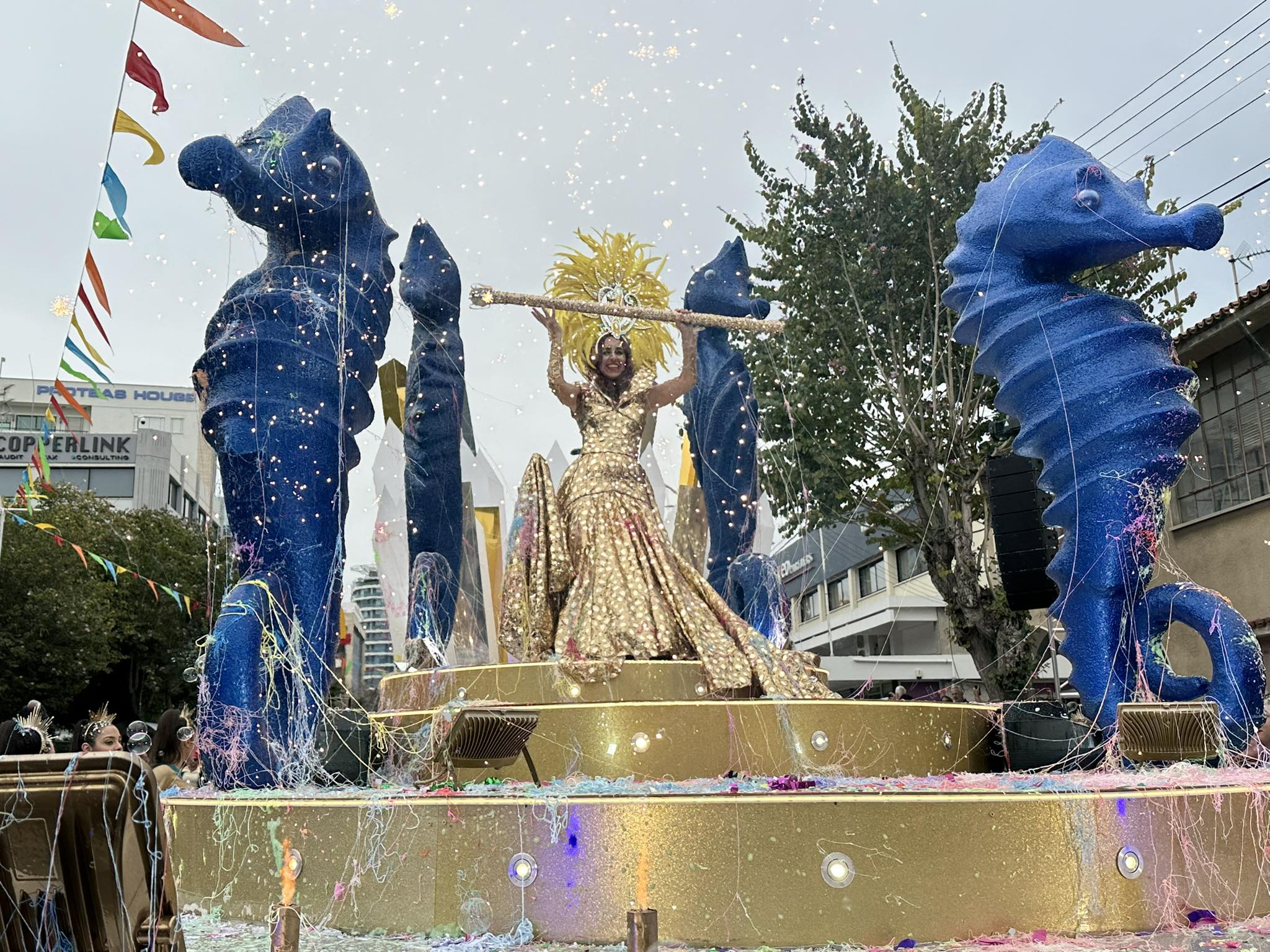 ΒΙΝΤΕΟ: Γλέντι, χορός και διασκέδαση στο μεγάλο Λεμεσιανό καρναβάλι