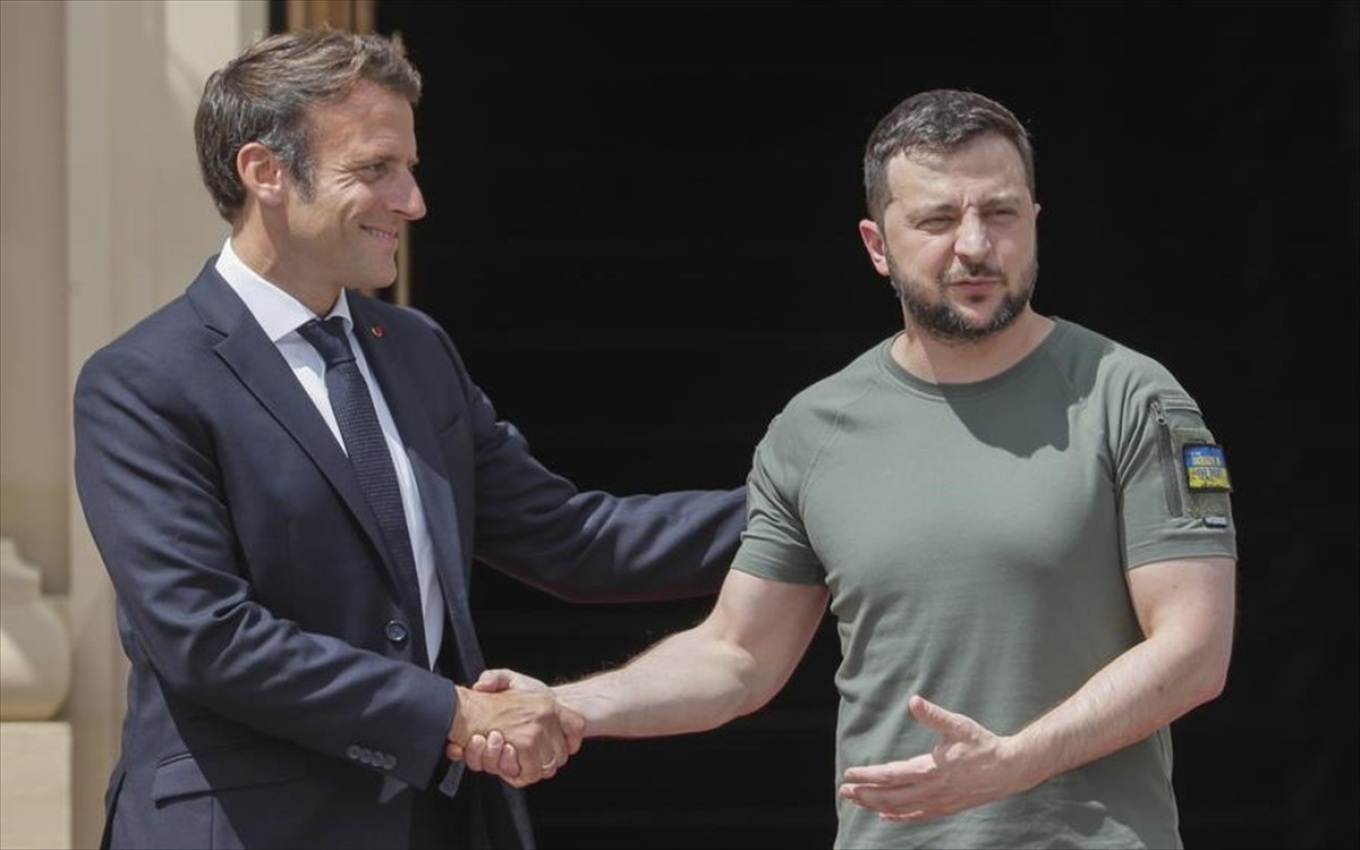 Τηλεφωνική επικοινωνία Μακρόν – Ζελένσκι για στρατιωτική ενίσχυση Ουκρανίας