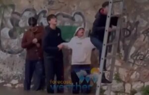 Παραλίγο τραγωδία στον Ιλισσό: Φούσκωσε ο ποταμός και κινδύνεψαν παιδιά (BINTEO)