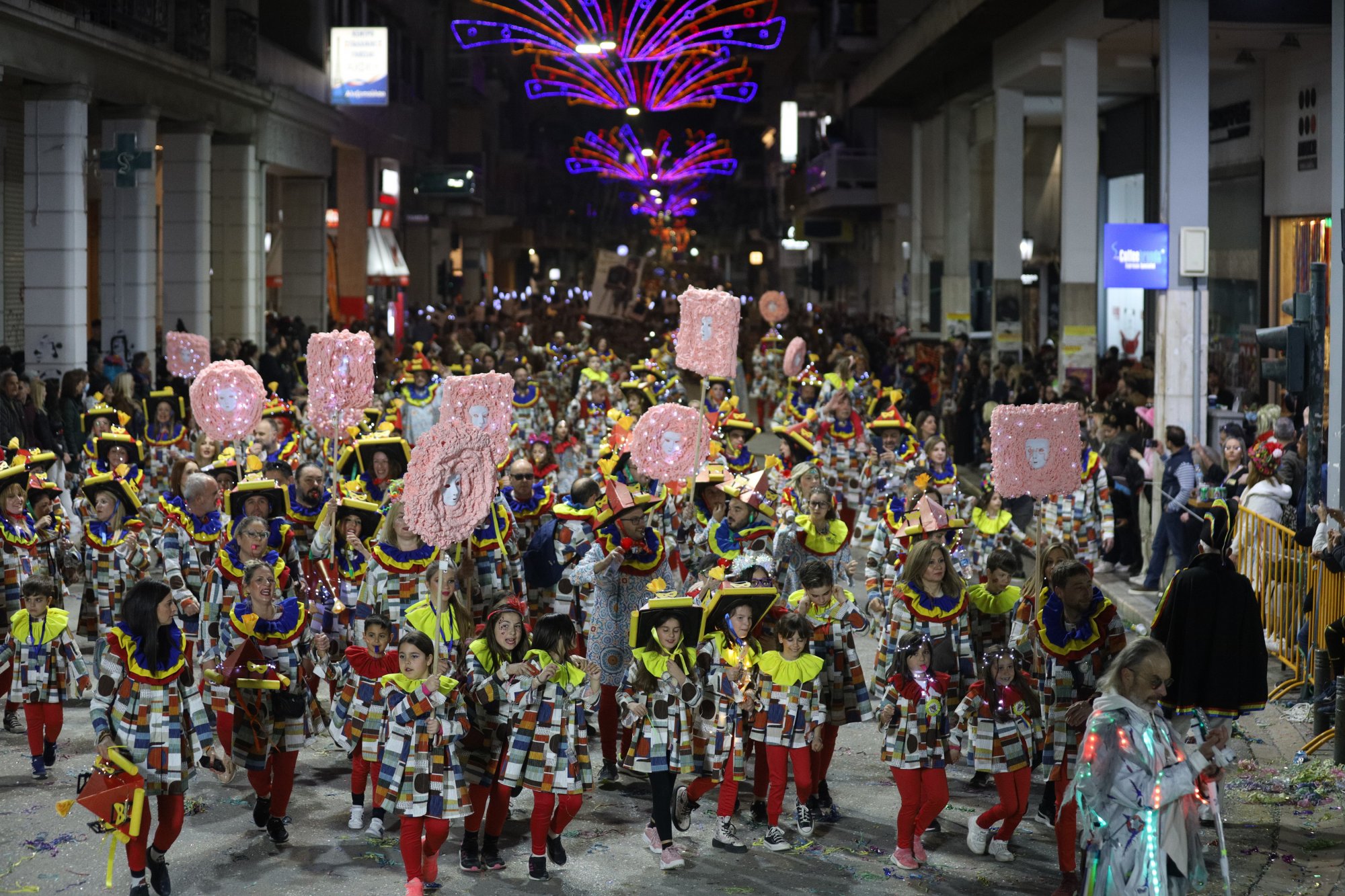 ΒΙΝΤΕΟ: Πάνω από 60.000 καρναβαλιστές ξεχύθηκαν στους δρόμους της Πάτρας