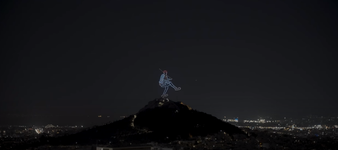ΒΙΝΤΕΟ: Υπερθέαμα με 250 drones φώτισαν με χρώμα ελληνικό τον Αττικό ουρανό