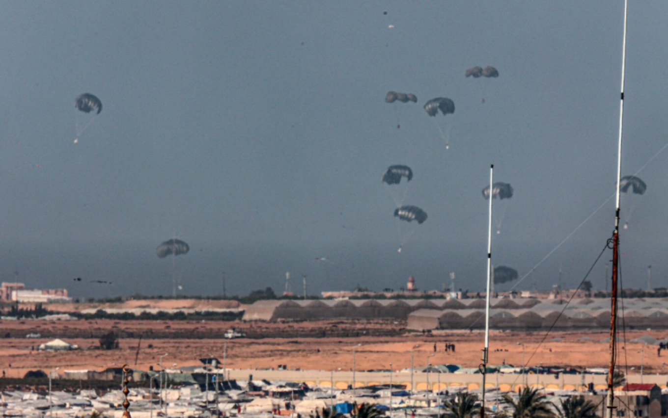 Γάζα: Πραγματοποιήθηκε η πρώτη ρίψη ανθρωπιστικής βοήθειας από αμερικανικά C-130