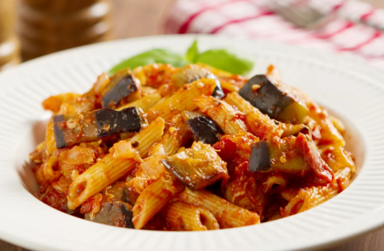 Νηστίσιμη συνταγή: Μακαρονάδα με μελιτζάνες και πλούσια σάλτσα