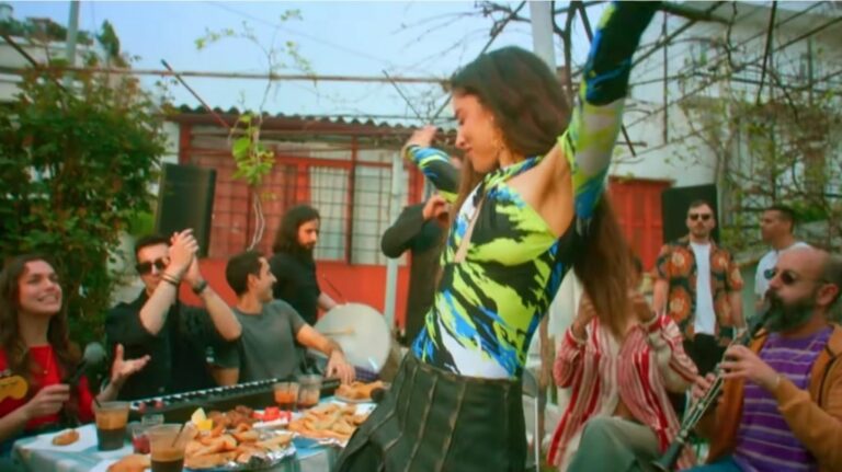 Η αποθέωηση της Σάττι με την unplugged εκδοχή για το Ζάρι