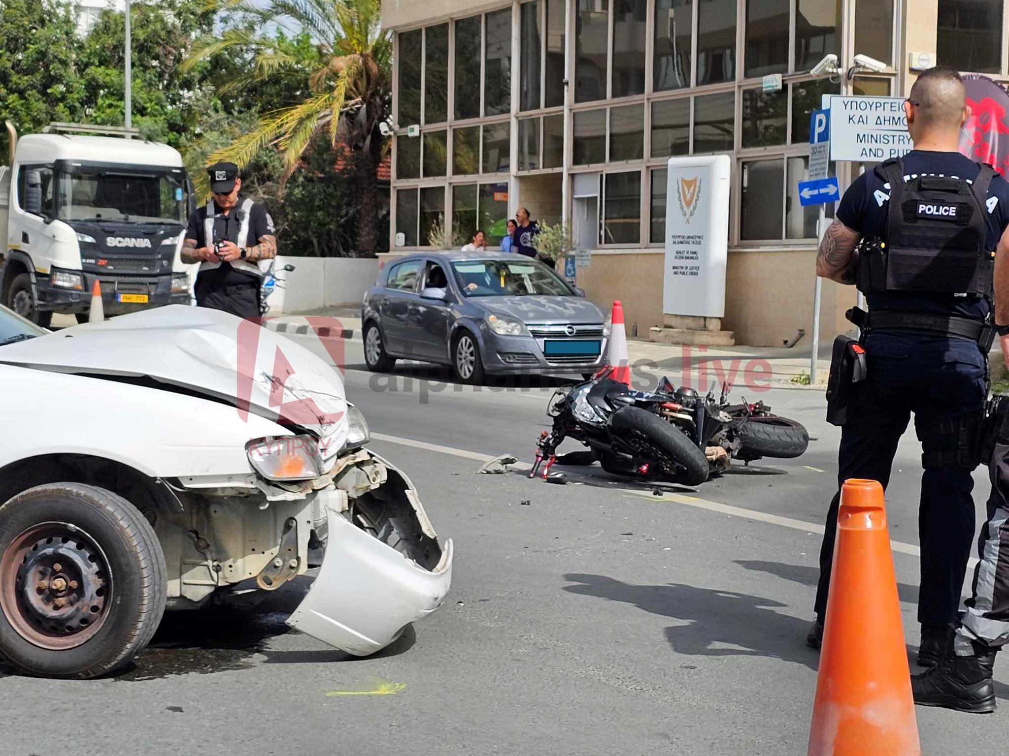 ΦΩΤΟ: Μοτοσικλετιστής συγκρούστηκε με όχημα σε δρόμο της Λευκωσίας
