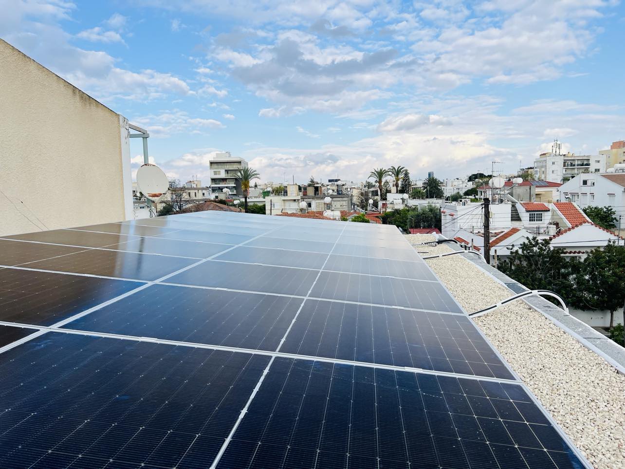 Ηλιοφάνεια και μη ανάγκη κλιματιστικού απενεργοποίησαν τα φωτοβολταϊκά