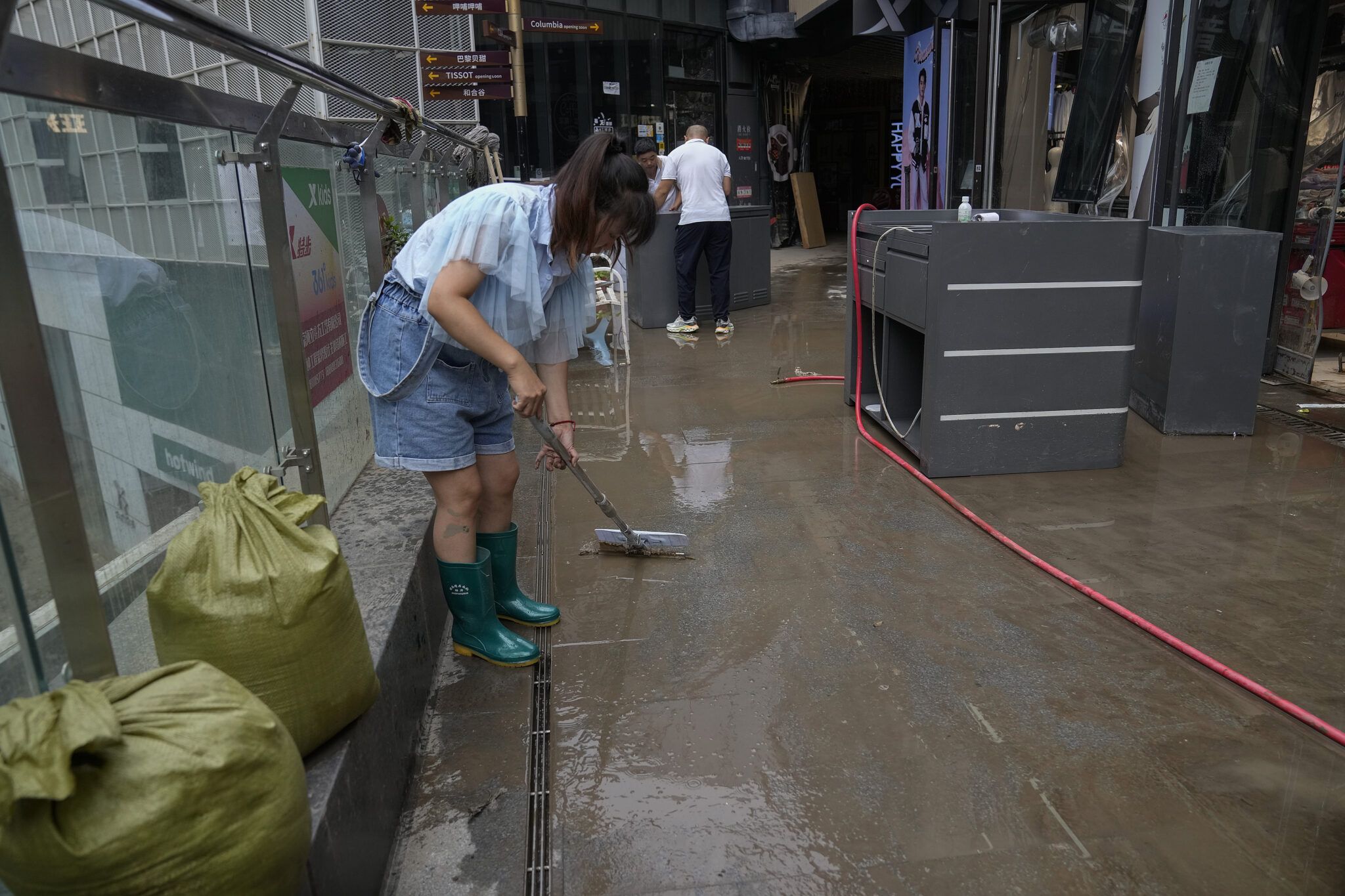 Κόκκινος συναγερμός στην Κίνα για καταρρακτώδεις βροχές στις νότιες περιοχές