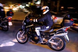 Επί ποδός η Αστυνομία τη νύχτα για τις λαμπρατζιές, κατηγορήθηκαν 13 ανήλικοι