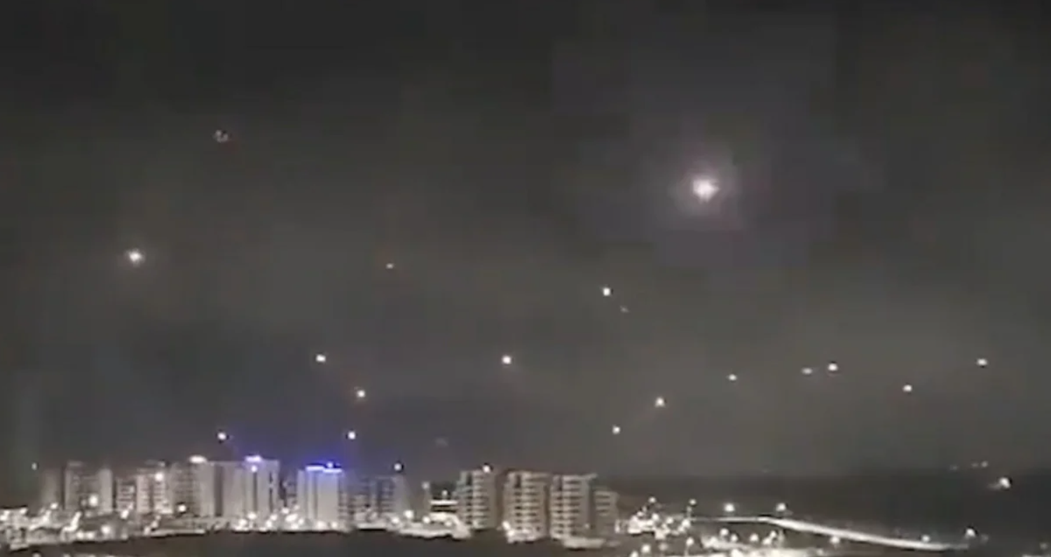 ΒΙΝΤΕΟ: Η στιγμή που τα drones του Ιράν έφτασαν στο Ισραήλ