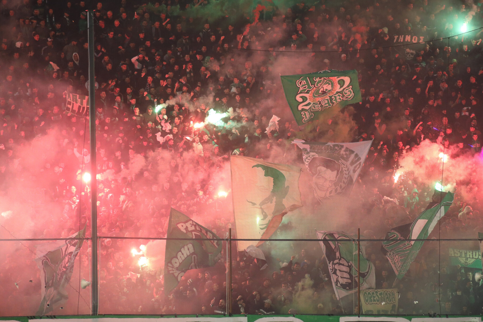 Μπλόκο της ελληνικής Αστυνομίας στους οπαδούς της ΑΕΚ και του Παναθηναϊκου