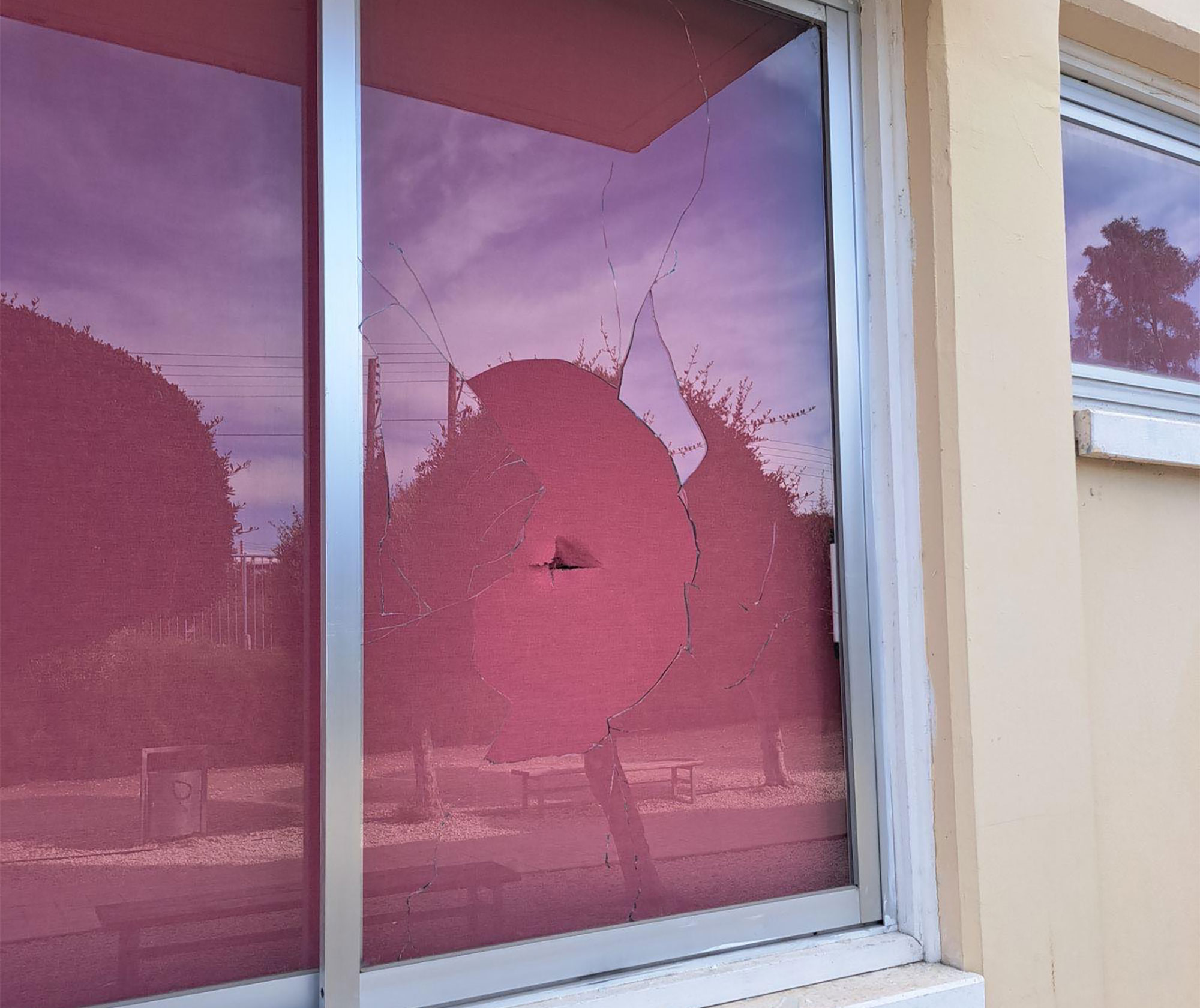 «Μπούκαραν» μέρα μεσημέρι σε σχολείο στη Πάφο, έσπασαν τζάμια, προκάλεσαν ζημιές