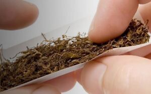 Βαριά καμπάνα σε 49χρονη για λαθραία τσιγάρα και καπνό