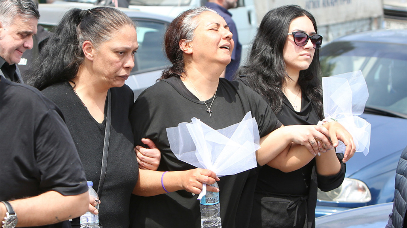 Άγ. Ανάργυροι, ο σπαραγμός της μητέρας της 28χρονης στην κηδεία: «Το παιδί μου»